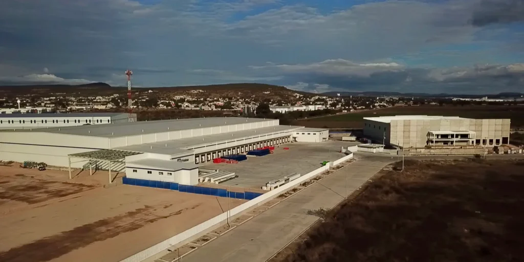 Vista aérea de un parque industrial clase A totalmente desarrollado en Querétaro, México, que ilustra la infraestructura para nearshoring