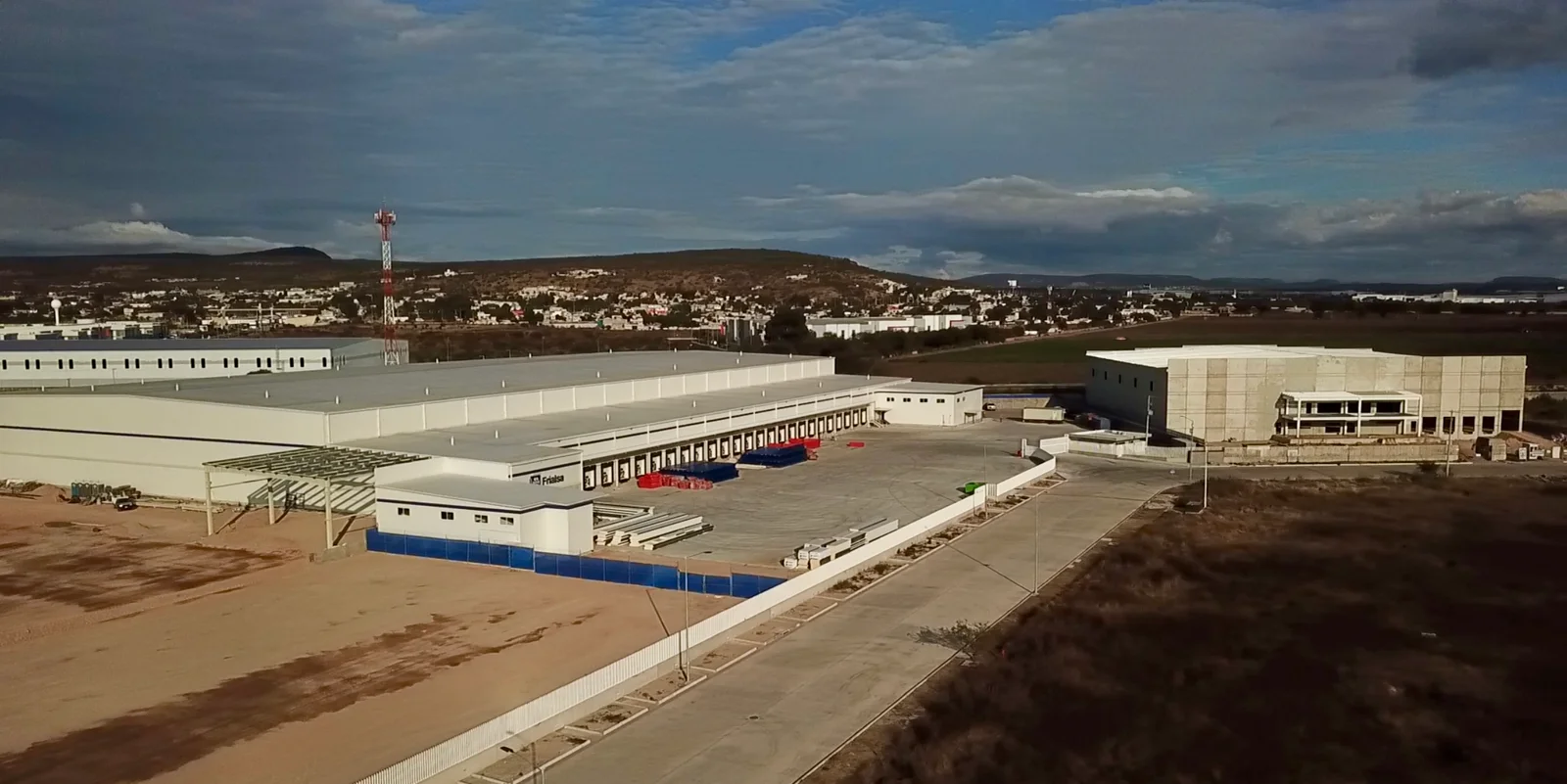Vista aérea de un parque industrial clase A totalmente desarrollado en Querétaro, México, que ilustra la infraestructura para nearshoring